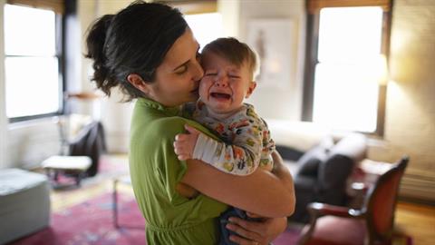 Η επιστήμη μίλησε: η αγκαλιά δεν κάνει τα παιδιά κακομαθημένα αλλά ισορροπημένα